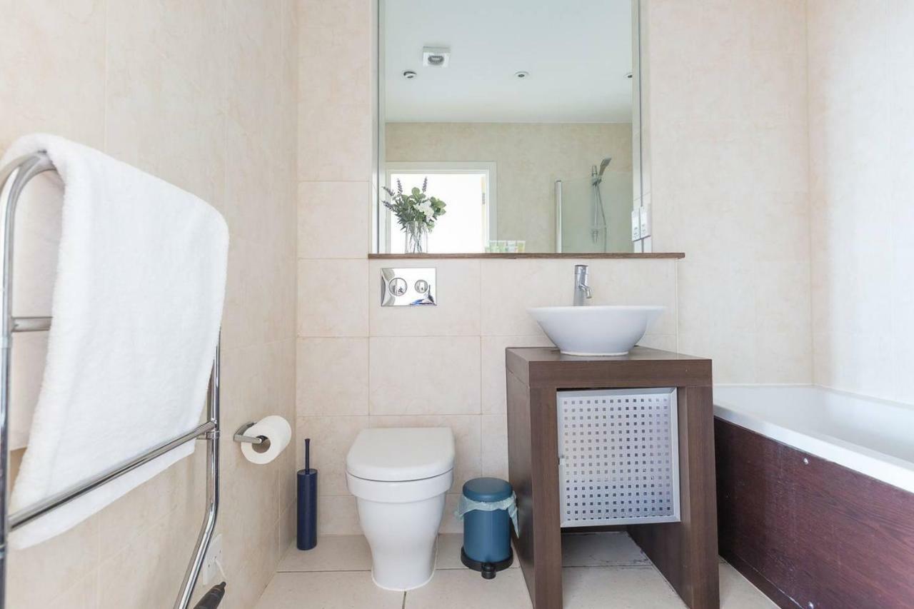 Modern 1 Bedroom Apartment In E1 With Great Views Лондон Екстер'єр фото